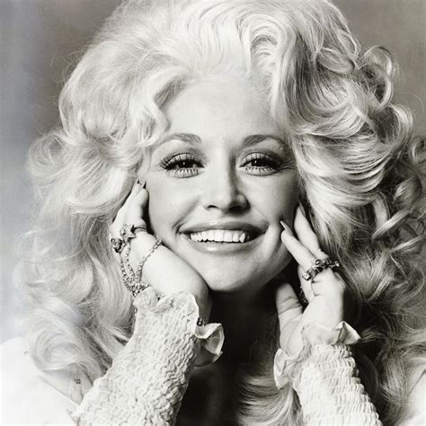 Dolly Parton Plastic Surgery: 7 Times the Star Talked About Her。